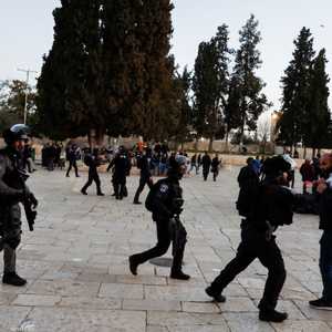 اعتقلت القوات الإسرائيلية مئات الفلسطينيين في الأقصى.