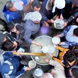 فلسطيني يقدم حساء مجانيا للناس في غزة خلال رمضان