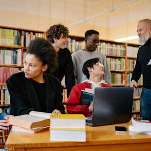 هل أقساطُ الجامعات الباهظة تستحق العناء؟