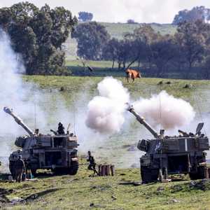 قطعتان من المدفعية الإسرائيلية تطلقان قذائفهما. أرشيف