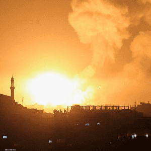 أعمدة الدخان وألسنة اللهب تتصاعد بعد القصف