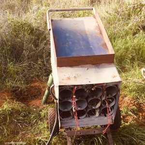 منصة إطلاق الصواريخ التي عثر عليها الجيش اللبناني.