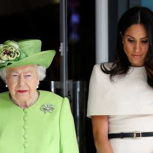 ميغان في صورة سابقة مع الملكة إليزابيث