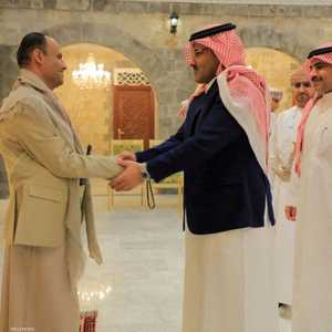 السفير السعودي مصافحا القيادي الحوثي مهدي المشاط