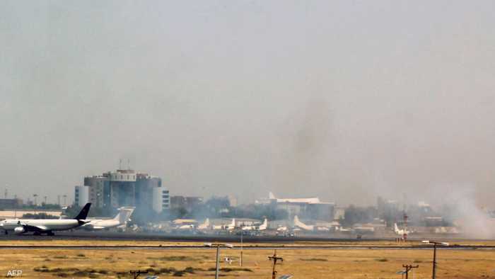 أعمدة الدخان تتصاعد من مطار الخرطوم الدولي