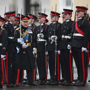 الملك تشارلز يتفقد الحرس