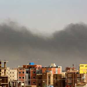 الدخان يتصاعد في سماء الخرطوم