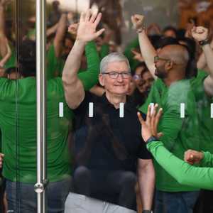 الرئيس التنفيذي لـ Apple تيم كوك خلال افتتاح أول متجر بالهند