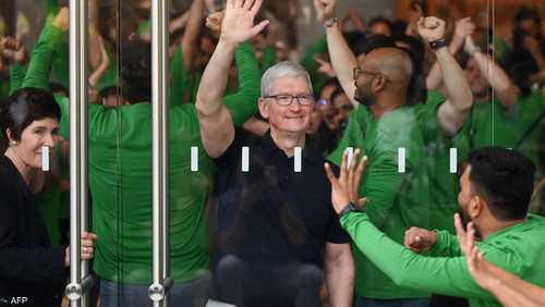 الرئيس التنفيذي لـ Apple تيم كوك خلال افتتاح أول متجر بالهند