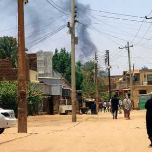 أعمدة الدخان تتصاعد مع احتدام المعارك بالخرطوم، الأربعاء.