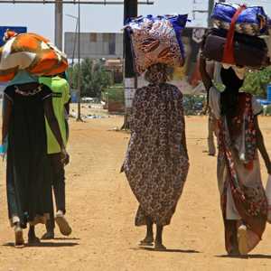 أسرة تبحث عن مكان آمن