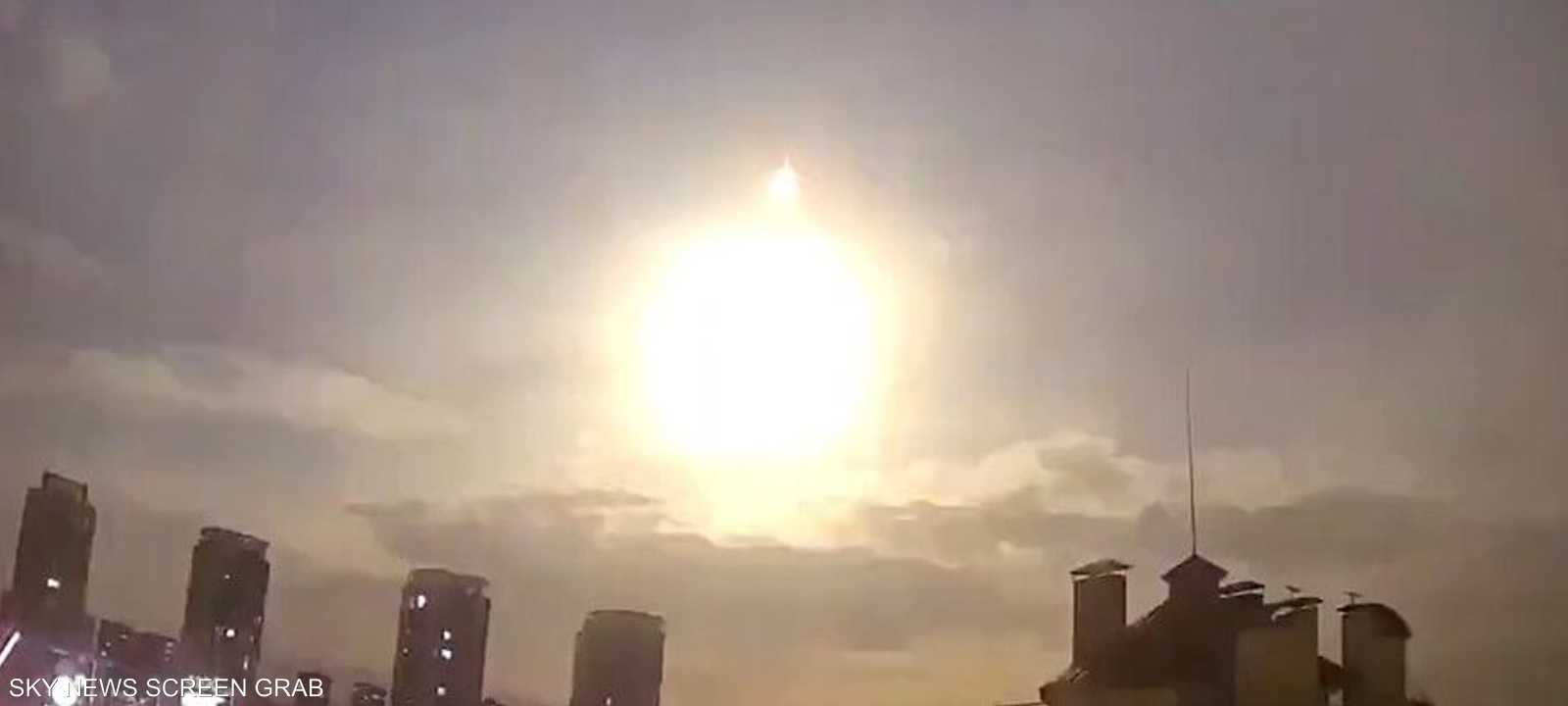 لحظة دخول القمر الصناعي الغلاف الجوي