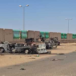 بعض المركبات العسكرية المدمرة جراء الاشتباكات في السودان