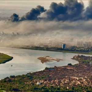 سماء الخرطوم تتلبد بالدخان الأسود جراء الاشتباكات