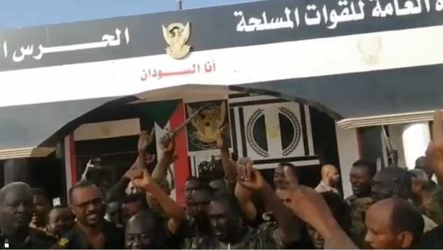قوة من الجيش السوداني أمام القيادة العامة