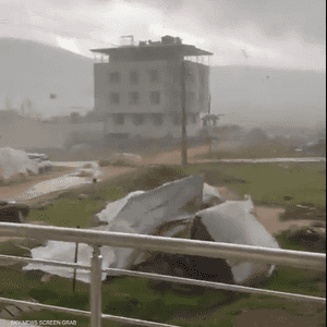 خلف الإعصار أضرارا مادية