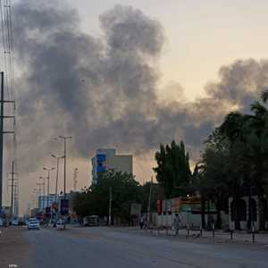 الدخان يتصاعد في سماء الخرطوم