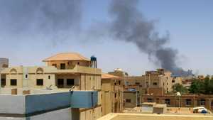 دخان متصاعد من جراء الاشتباكات الدائرة في السودان