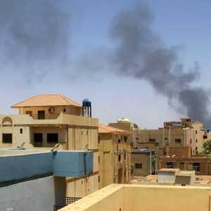 دخان متصاعد من جراء الاشتباكات الدائرة في السودان