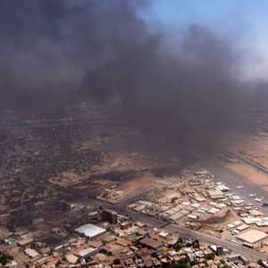 دخان متصاعد من جراء الاشتباكات في السودان