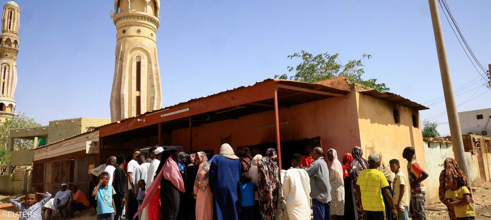 سودانيون يحتشدون أمام مسجد طلبا للخبز