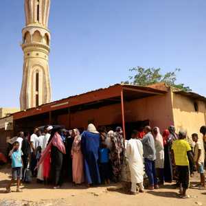 سودانيون يحتشدون أمام مسجد طلبا للخبز