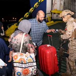 الدول تسارع لإجلاء مواطنيها من السودان