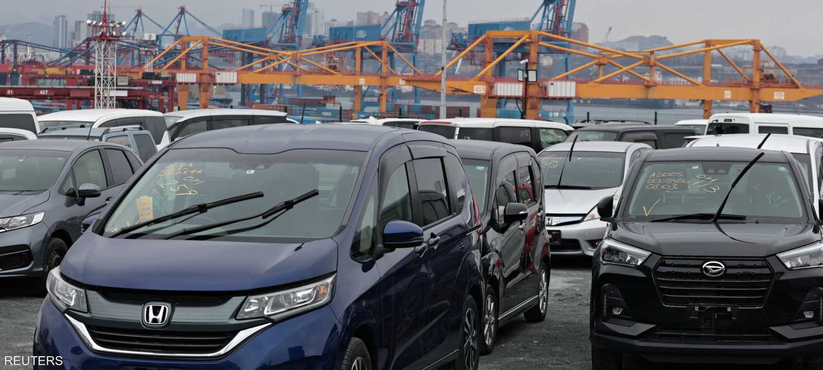 مركبات مستوردة في ميناء تجاري في فلاديفوستوك - روسيا