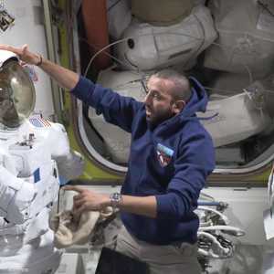 النيادي يعاين بزة الفضاء