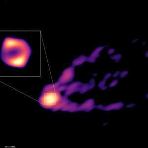 الصورة تظهر تدفق وظل الثقب الأسود في مركز مجرته معا لأول مرة
