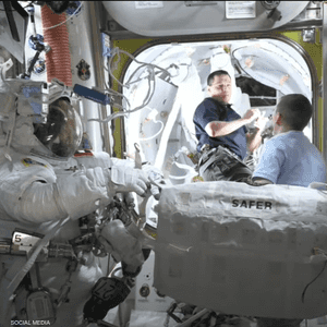 سلطان النيادي أول عربي يمشي في الفضاء