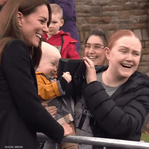 الرضيع دانيال أخذ حقيبة الأميرة كيت