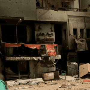 مبنى التهمته نيران القصف ووابل الرصاص اخترق لبناته