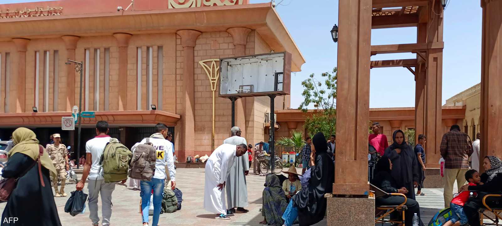 فارون من الحرب بالسودان يصلون إلى مصر