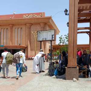 فارون من الحرب بالسودان يصلون إلى مصر