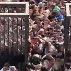 توفيت مشجعة الرجاء البيضاوي بعد تزاحم الجماهير.