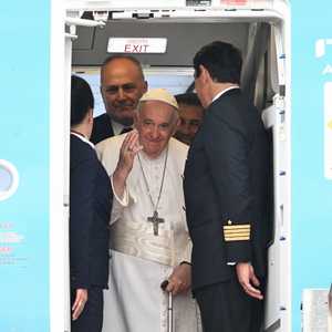 البابا خلال رحلة العودة بعد زيارة لهنغاريا