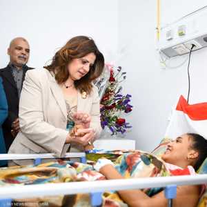 جانب من زيارة وزيرة الهجرة المصرية للطالبة مي عوض