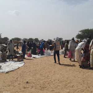 يسمع الناس الروايات التي تحكي معاناة السودانيين الفارين