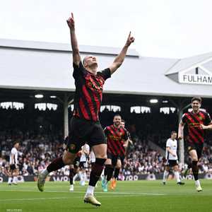 هالاند مسجلا هدفه خلال اللقاء ورافعا يده للسماء