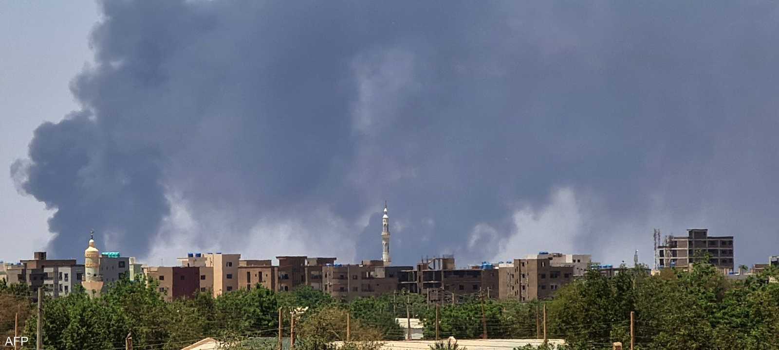 أعمدة الدخان تتصاعد في العاصمة السودانية الخرطوم