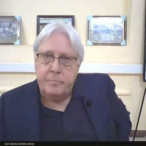 غريفيث: على الجميع الالتزام بحماية فرق المساعدات الإنسانية