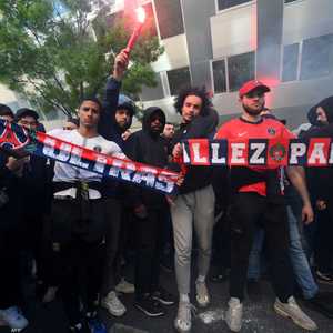الجماهير الغاضبة تتظاهر أمام النادي الباريسي