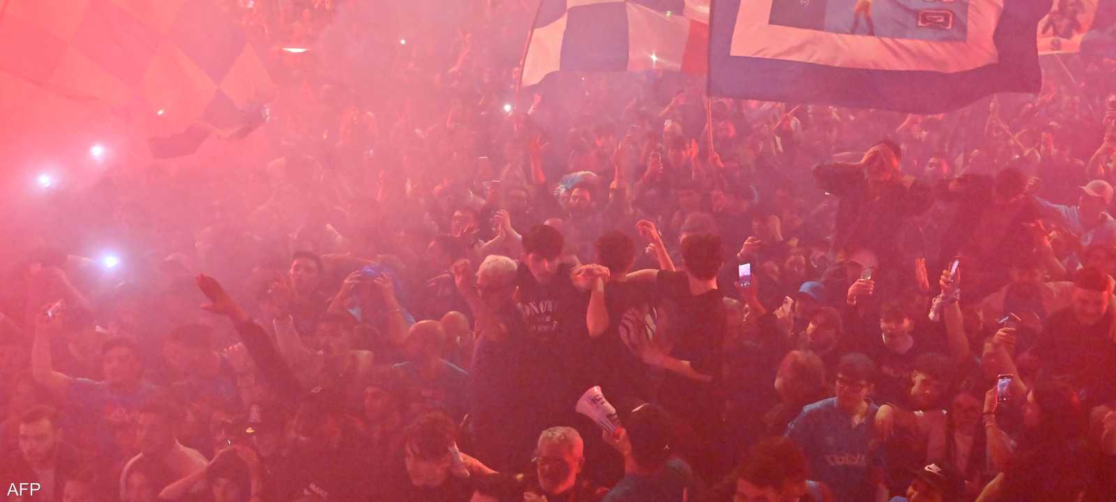 جانب من احتفالات أنصار نابولي بالفوز في بطولة الدوري.