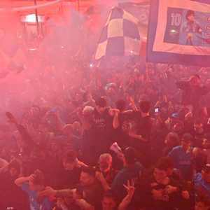 جانب من احتفالات أنصار نابولي بالفوز في بطولة الدوري.