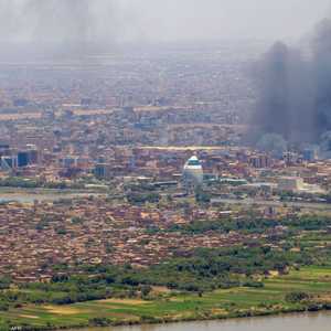 أعمدة الدخان الأسود تتصاعد من مناطق في الخرطوم