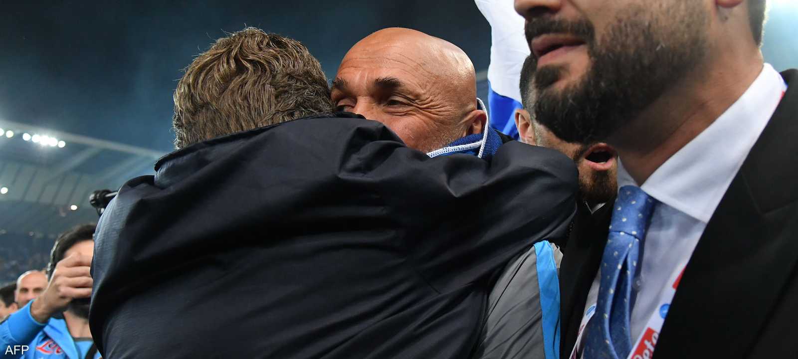 لوتشانو سباليتي يعانق أحد زملائه احتفالا بفوز نابولي بالدوري