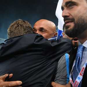 لوتشانو سباليتي يعانق أحد زملائه احتفالا بفوز نابولي بالدوري