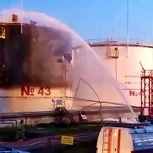 من الحريق في مصفاة إلسكي أمس الخميس