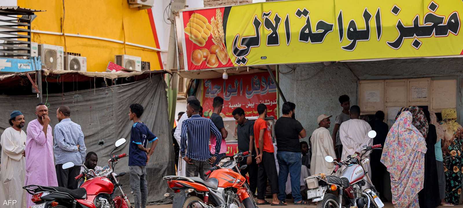 يعاني السودانيون من صعوبة في الحصول على المواد الغذائية